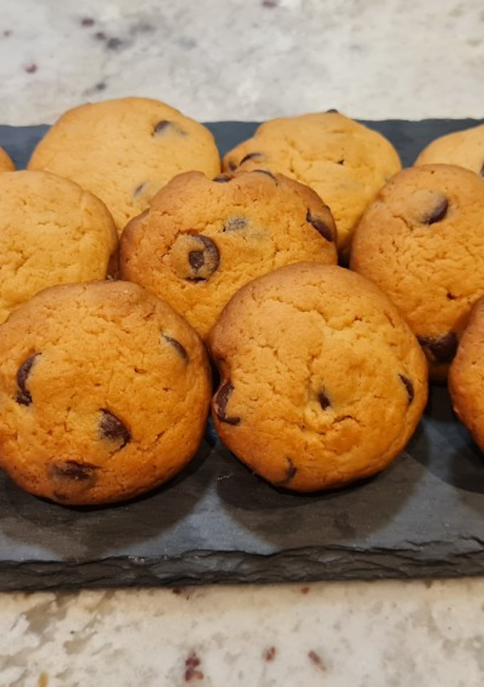 Una foto de Galletas de queso crema y chips de chocolate