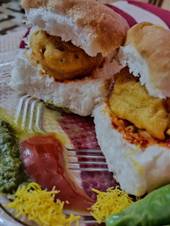 वडापाव🤤 (vada pav recipe in marathi) रेसिपी चे मुख्य फोटो