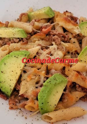Una foto de Macarrones muy sabrosos con aguacate