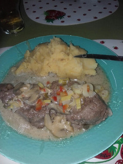 Una foto de Lomo al champiñón con puré mixto
