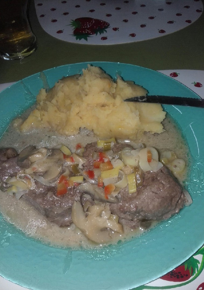 Una foto de Lomo al champiñón con puré mixto