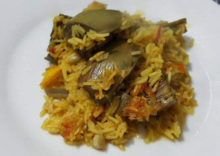 Paella vegetariana de alcauciles
