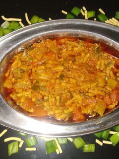 લીલી-ડુંગળી સેવ ટામેટા શાક(Green onion sev tomato sabji recipe in gujarati) રેસીપી મુખ્ય ફોટો