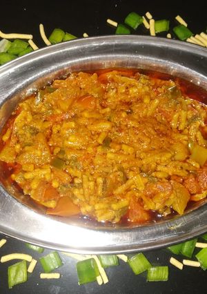 લીલી-ડુંગળી સેવ ટામેટા શાક(Green onion sev tomato sabji recipe in gujarati) રેસીપી મુખ્ય ફોટો