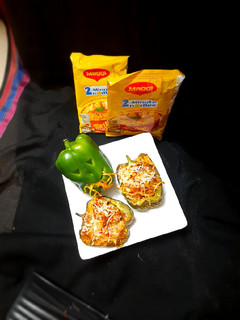 ম্যাগি স্টাফড চীজি ক্যাপ্সিকাম (Maggi stuffed cheesy capsicum recipe in Bengali) রেসিপির প্রধান ছবি