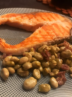 Una foto de Salmón a la parrilla con habitas con jamón