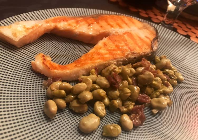 Salmón a la parrilla con habitas con jamón