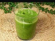Una foto de batido de espinaca y kiwi