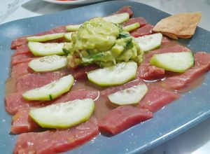 Una foto de Sashimi de atún