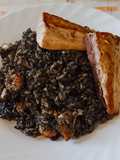 Arroz negro con pez limón