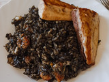 Arroz negro con pez limón
