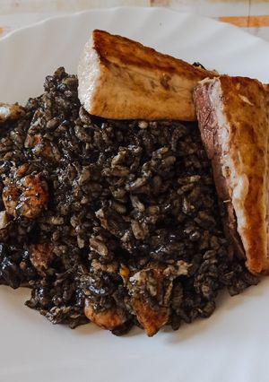Una foto de Arroz negro con pez limón