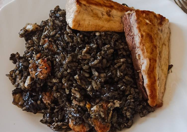 Arroz negro con pez limón