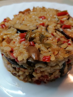 Una foto de Arroz al horno con setas y verduras