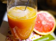 Una foto de jugo de toronja