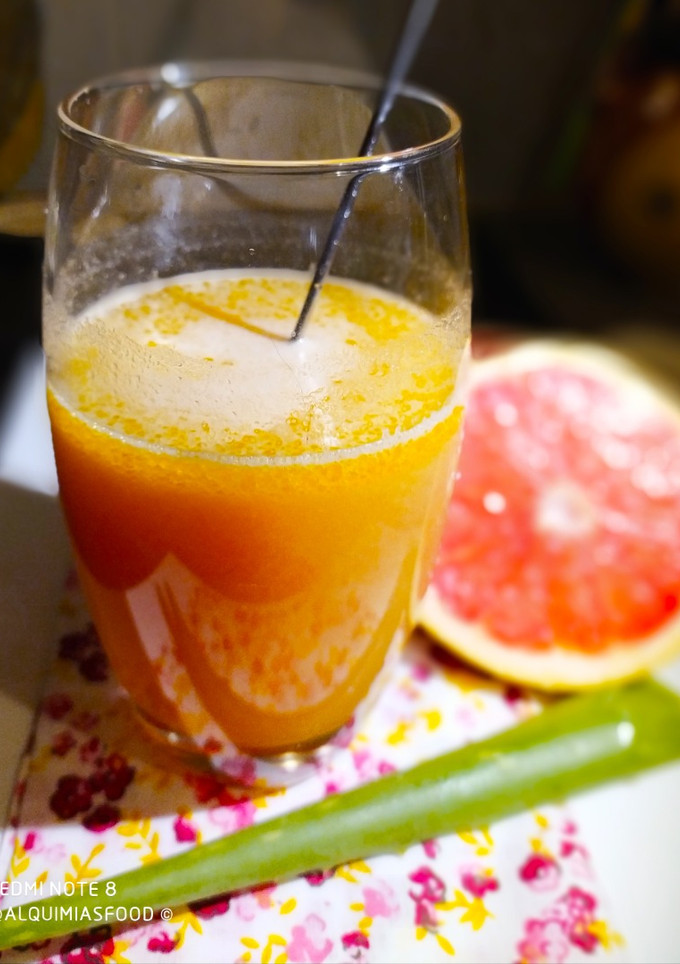 Una foto de Jugo Medicinal de Manzana, Pomelo, Aloe Vera y Aceite de Oliva
