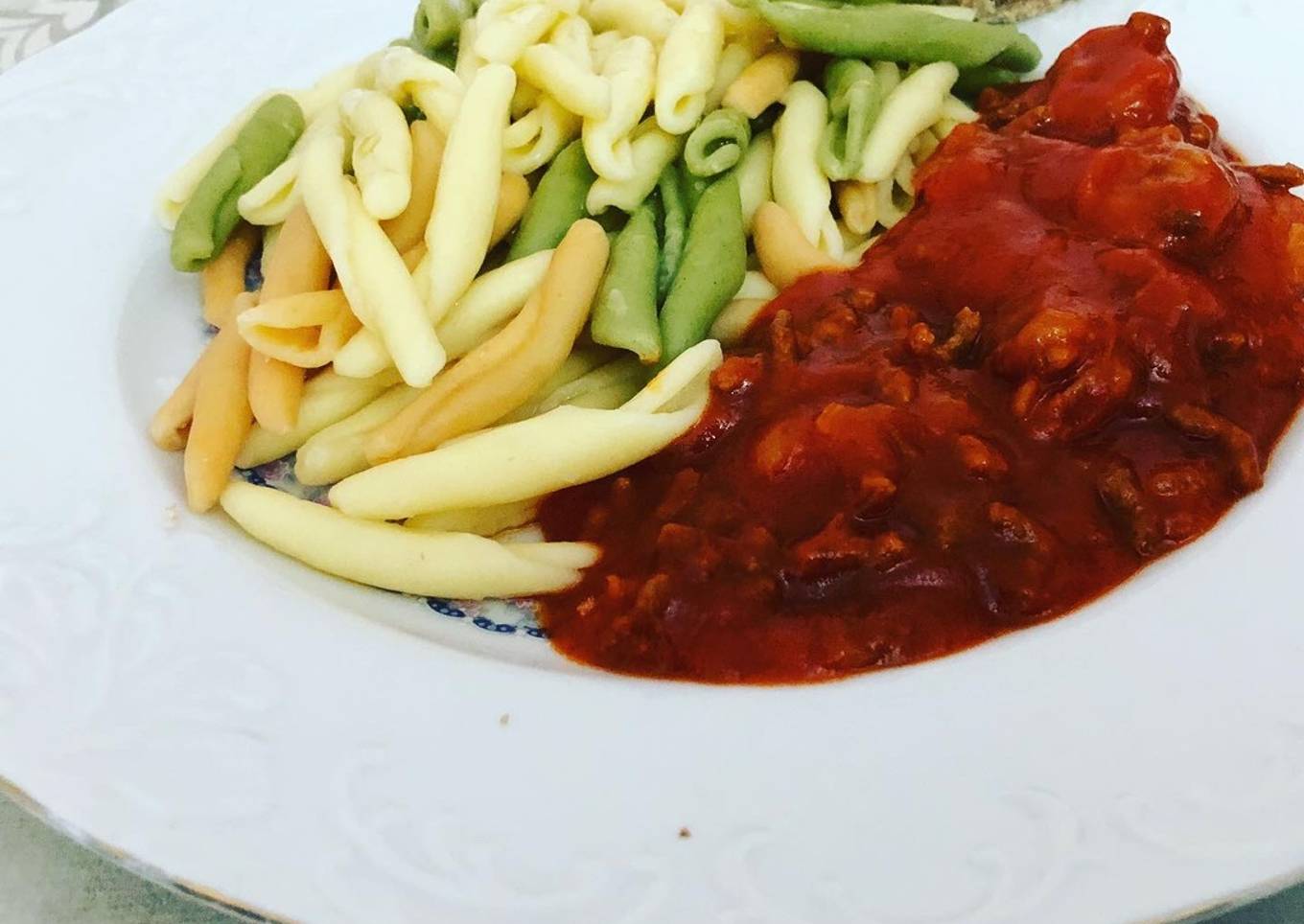 Fusilli variado de verduras y huevo a la boloñesa