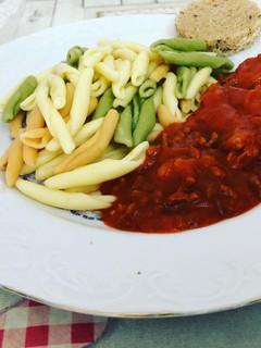 Una foto de Fusilli variado de verduras y huevo a la boloñesa