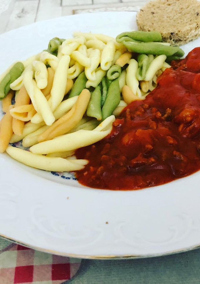Una foto de Fusilli variado de verduras y huevo a la boloñesa