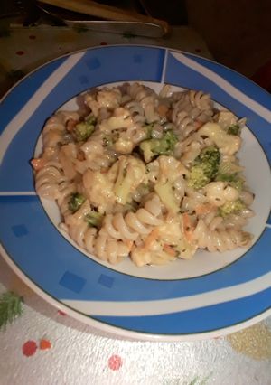 Una foto de Salteado con fideos a la crema