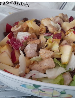 Una foto de Ensalada de pollo con salsa de yogur