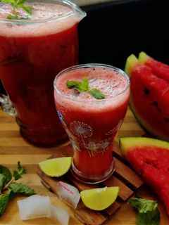 फ्रैश वाटरमेलन जूस (fresh watermelon juice recipe in Hindi) रेसिपी मुख्य फोटो