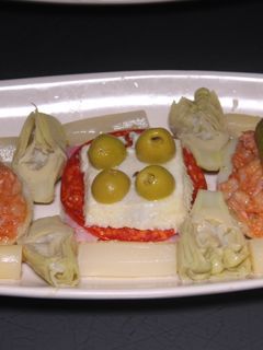 Una foto de Patatas rellenas de atún con huevos cuadrados