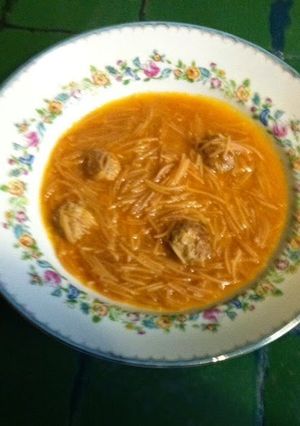 Una foto de Sopa de fideos con albóndigas