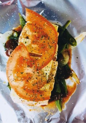 Una foto de ✨Salmón con salsa Pomodoro y toques cítricos✨