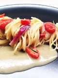 Spaghettini con salsa di pane e porro, datterini confit, cipollotti rossi