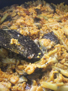 Una foto de Arroz con alcachofas y gambas