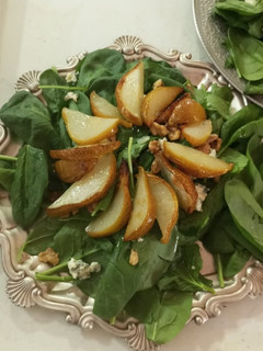 Una foto de Ensalada de espinaca, peras y Roquefort