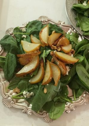 Una foto de Ensalada de espinaca, peras y Roquefort