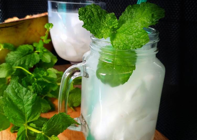 Bagaimana Menyiapkan Coconut Water Mint, Menggugah Selera