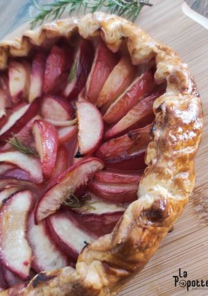 Une photo de Tarte aux pêches, citron vert et romarin