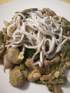 Una foto de Habas con espárragos y gulas