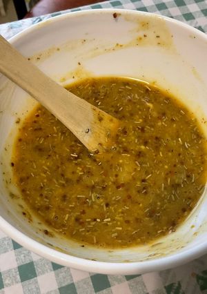 Une photo de Marinade aux deux moutardes, ail, romarin et sirop d’érable