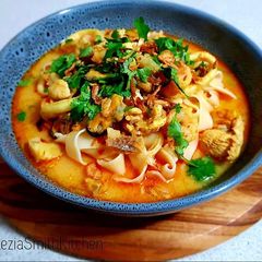 A picture of Laksa (rice noodle soup).