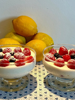 Una foto de Postre ligero con frutos rojos
