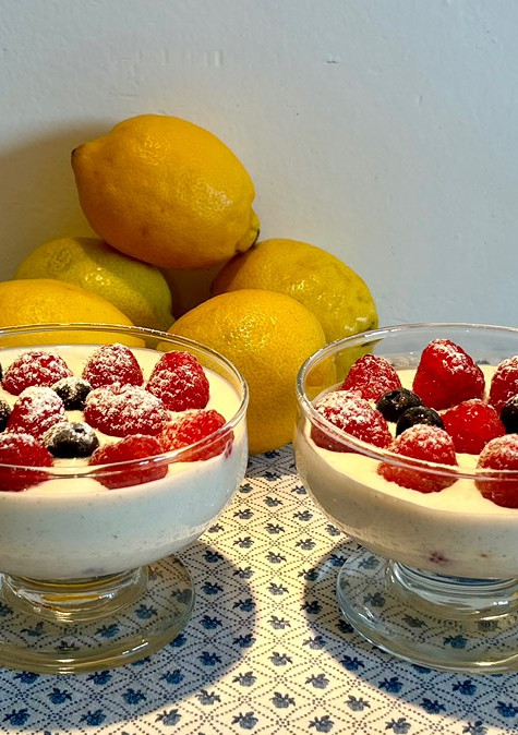 Una foto de Postre ligero con frutos rojos