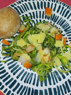 Una foto de Espaguetis de calabacín con langostinos o delicias de mar