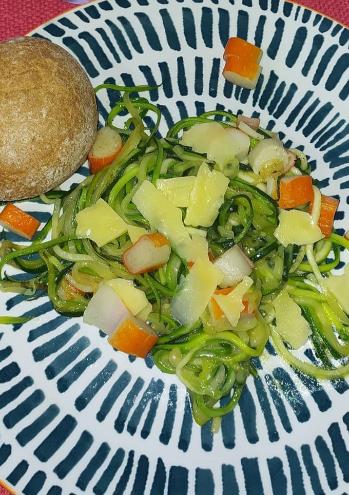 Una foto de Espaguetis de calabacín con langostinos o delicias de mar