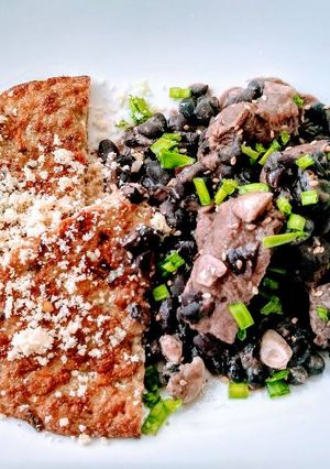 Una foto de Tortilla Mote 3 Quesos & Lomo Porotos negros (viñamarina style)