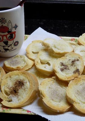 Una foto de Pan caliente tostado con manteca y azúcar