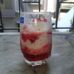 A picture of Vermicelli rose falooda.
