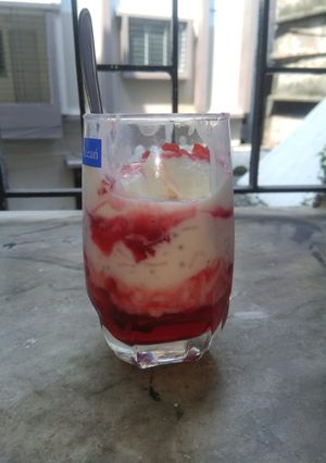 A picture of Vermicelli rose falooda.