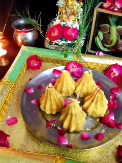 बेसन-मेवा मोदक (Besan mewa modak recipe in hindi) रेसिपी मुख्य फोटो