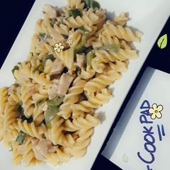 A picture of White sauce pasta.