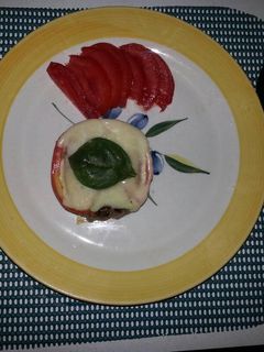 Una foto de Hamburguesa de carne, queso, albahaca y tomate
