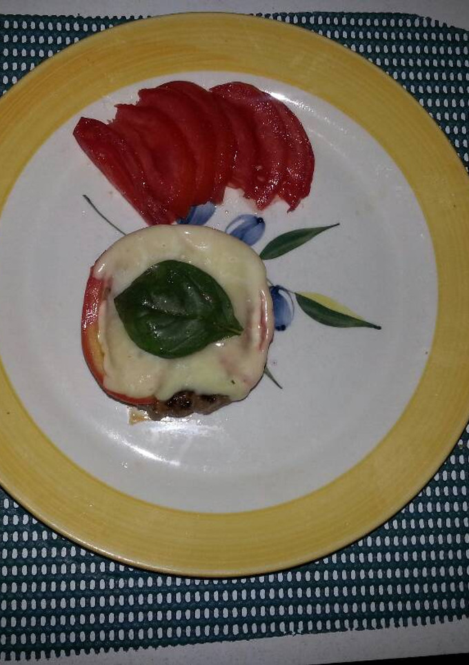 Una foto de Hamburguesa de carne, queso, albahaca y tomate